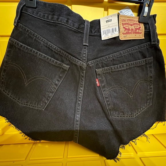 Levi’s Women’s distressed shorts - Picture 6 of 6